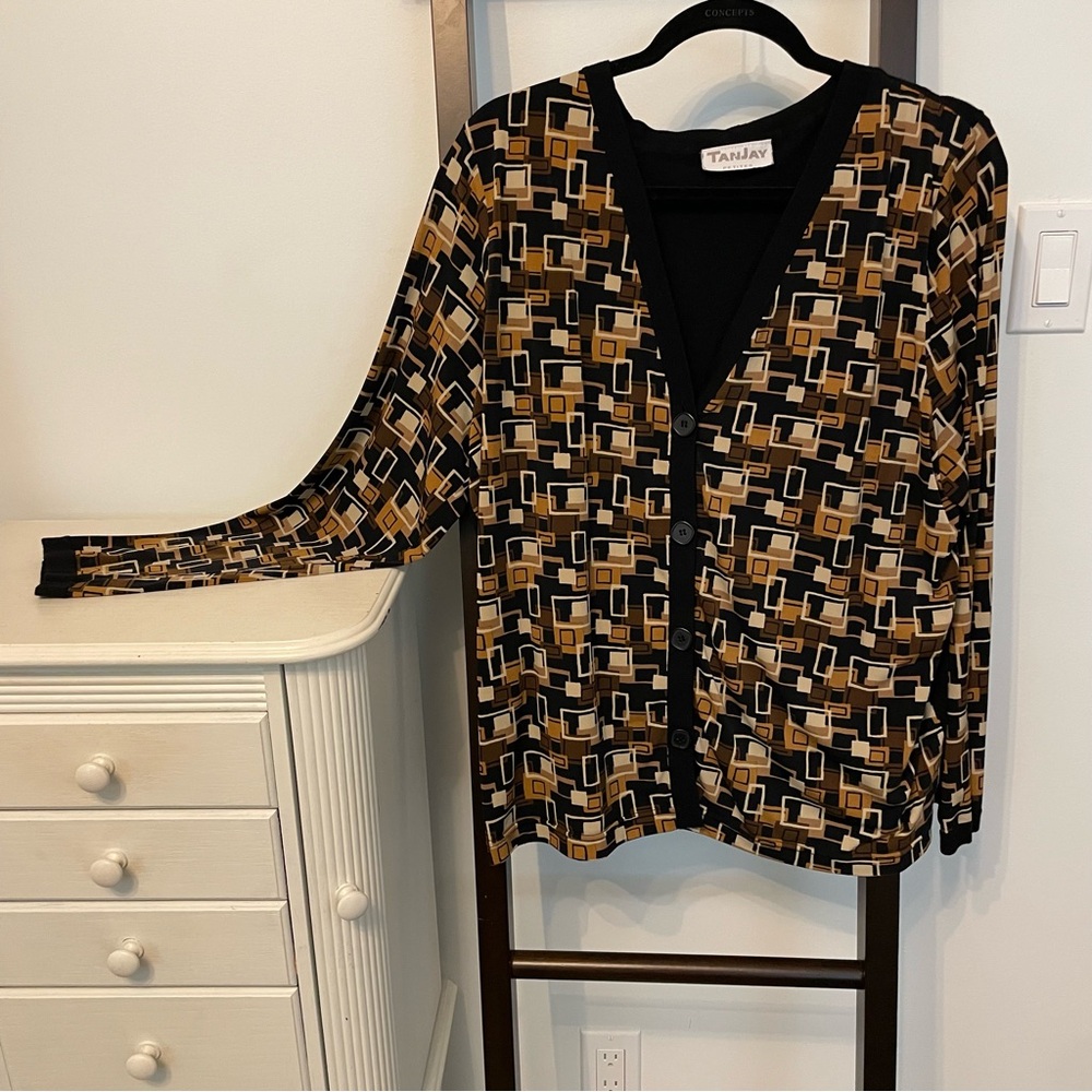 2X vintage Tanjay cardigan. Retro vibes! No size but I’m guessing it’s a 2X.